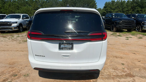 New 2026 Chrysler Pacifica Select image 9