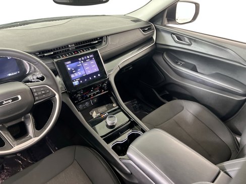 Used 2023 Jeep Grand Cherokee Laredo w/ Luxury Tech Group I image 21