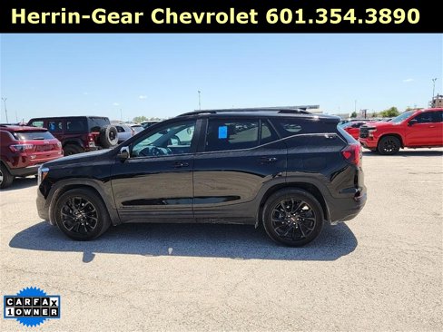 Used 2024 GMC Terrain SLE w/ Elevation Edition image 2