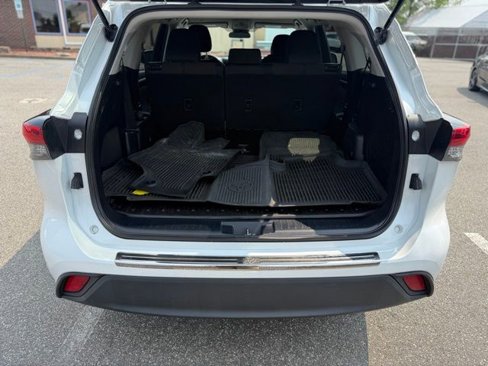 Used 2022 Toyota Highlander L image 11