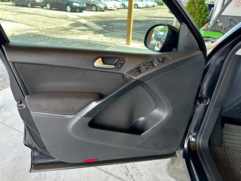 Used 2017 Volkswagen Tiguan S image 33