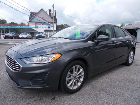 Used 2020 Ford Fusion SE image 1