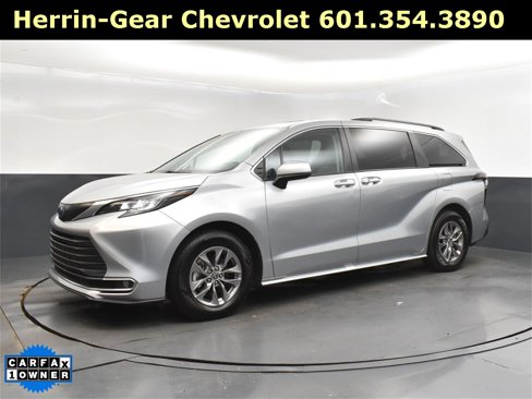 Used 2023 Toyota Sienna XLE image 3