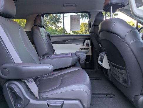 Used 2024 Kia Carnival LX image 31