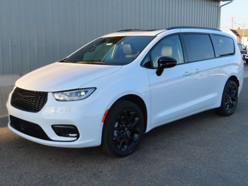 New 2026 Chrysler Pacifica Limited image 8