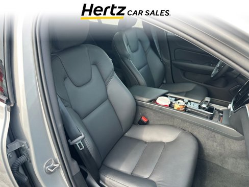 Used 2025 Volvo V60 B5 Cross Country Plus image 7