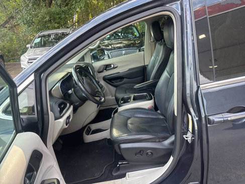 Used 2021 Chrysler Pacifica Touring-L image 9