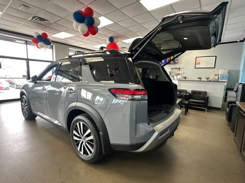 Used 2023 Nissan Pathfinder Platinum w/ Black Appearance Package image 15