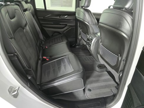 Used 2023 Jeep Grand Cherokee Altitude image 38