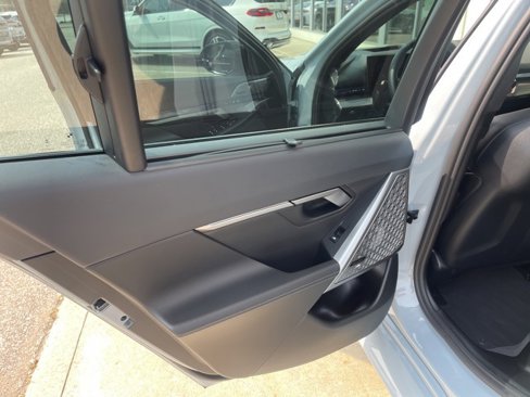 Used 2025 BMW M5 w/ Carbon Package image 11
