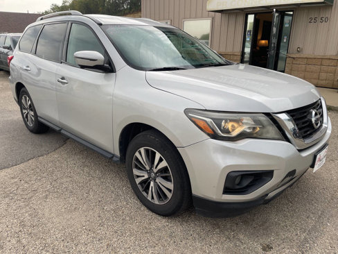 Used 2017 Nissan Pathfinder SL image 2