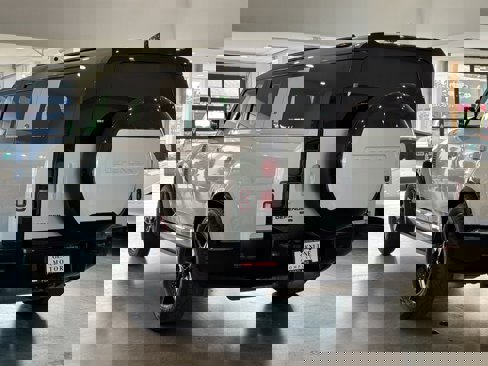 Used 2023 Land Rover Defender 130 X-Dynamic SE image 4