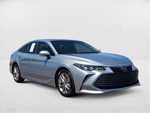 Used 2019 Toyota Avalon XLE image 3