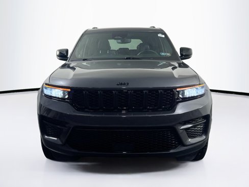 Used 2023 Jeep Grand Cherokee Altitude image 2