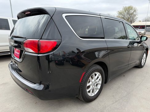 Used 2022 Chrysler Voyager LX image 7