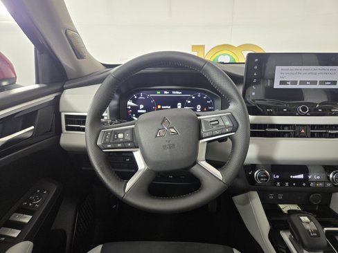 New 2025 Mitsubishi Outlander SE image 14