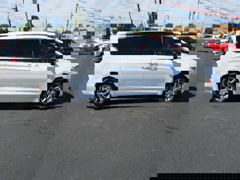 New 2026 Chrysler Pacifica Select image 7