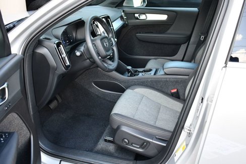 Used 2025 Volvo XC40 B5 Core image 41