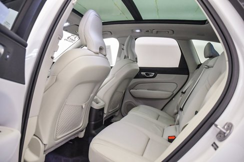 Certified 2025 Volvo XC60 T8 Plus w/ Protection Package Premier image 18