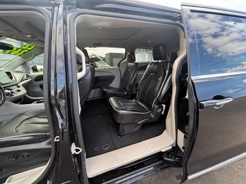 Used 2022 Chrysler Pacifica Limited image 11