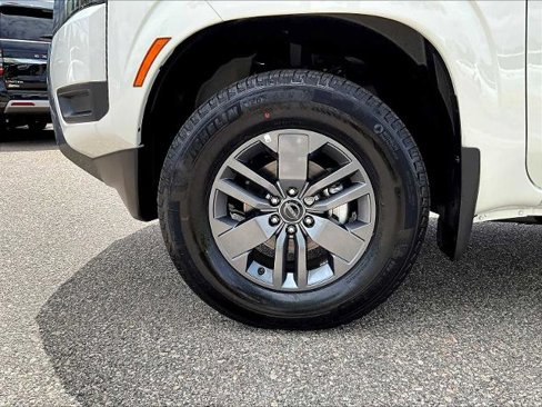 Certified 2025 Nissan Frontier SV image 7