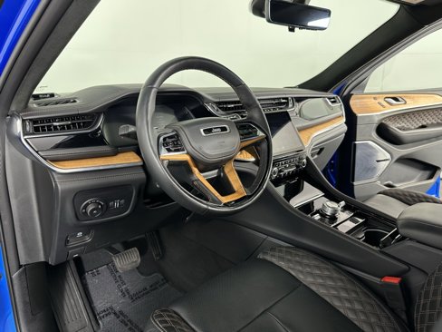 Used 2024 Jeep Grand Cherokee Summit image 2