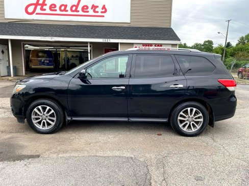 Used 2016 Nissan Pathfinder SV image 2