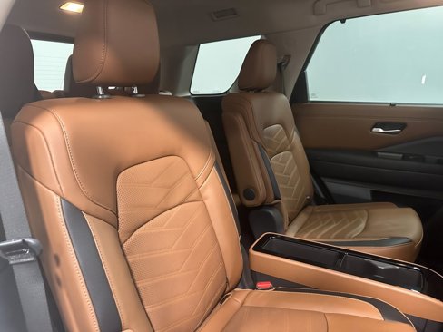 Used 2024 Nissan Pathfinder Platinum image 86