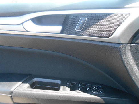 Used 2019 Ford Fusion SE image 19