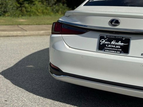 Used 2020 Lexus ES 300h w/ Premium Package image 14