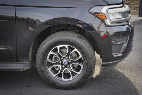 Used 2023 Ford Expedition XLT image 5