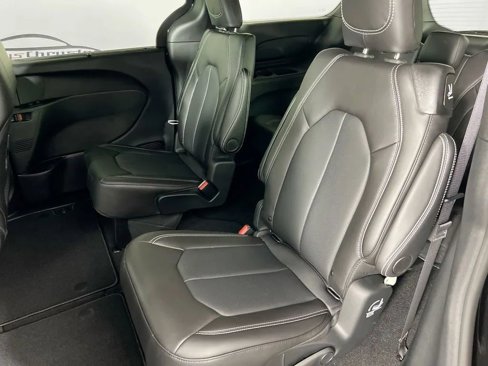 New 2025 Chrysler Pacifica Select image 24