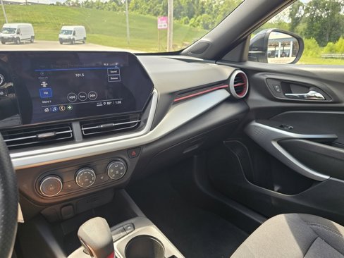 Used 2024 Chevrolet Trax RS image 35