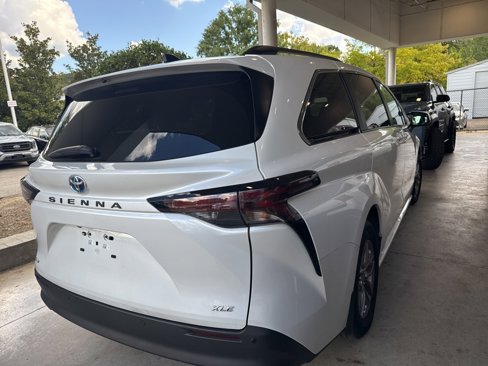 Used 2025 Toyota Sienna XLE image 3