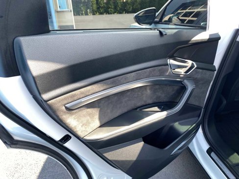 Used 2021 Audi e-tron Prestige w/ Prestige Package image 37