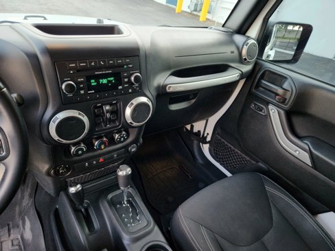 Used 2018 Jeep Wrangler Unlimited Sahara w/ Connectivity Group image 9