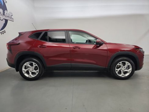 Used 2025 Chevrolet Trax LS w/ LS Convenience Package image 10