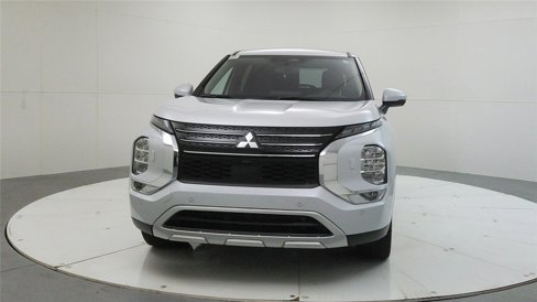 Used 2024 Mitsubishi Outlander SE image 2