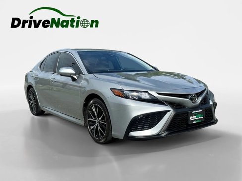 Used 2021 Toyota Camry SE image 3