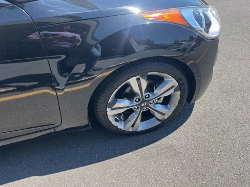 Used 2017 Hyundai Veloster Value Edition image 25