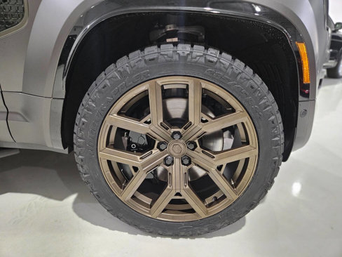 Used 2025 Land Rover Defender 110 image 79