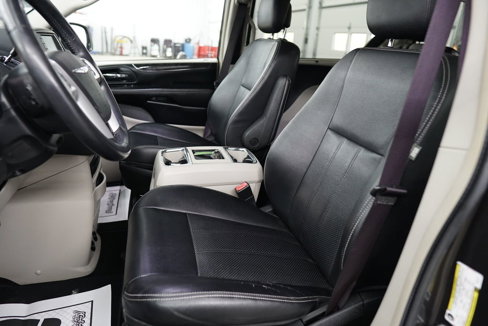 Used 2015 Chrysler Town & Country Touring-L w/ Driver Convenience Group image 32