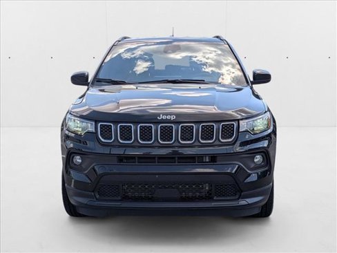 Used 2024 Jeep Compass Latitude image 2