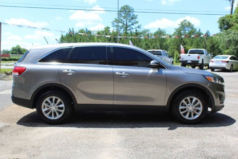 Used 2017 Kia Sorento L image 11