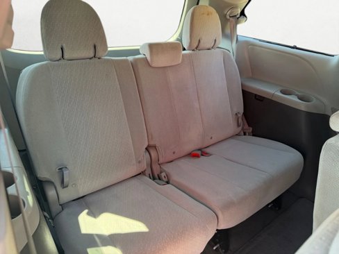 Used 2016 Toyota Sienna LE image 28