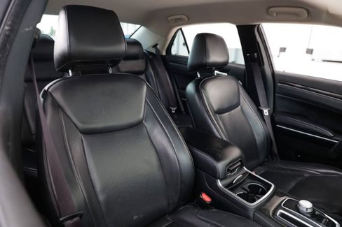 Used 2019 Chrysler 300 Limited image 16