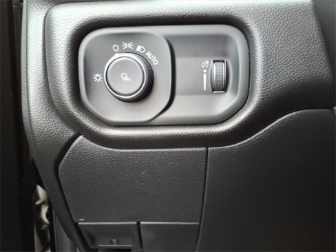 Used 2024 RAM 2500 Tradesman w/ Chrome Appearance Group image 16