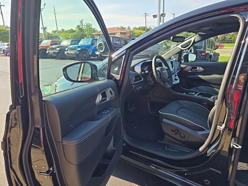 New 2026 Chrysler Pacifica Limited w/ S Appearance Package image 14