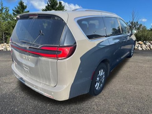 Used 2021 Chrysler Pacifica Touring-L image 8