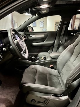 Used 2025 Volvo XC40 B5 Plus image 10